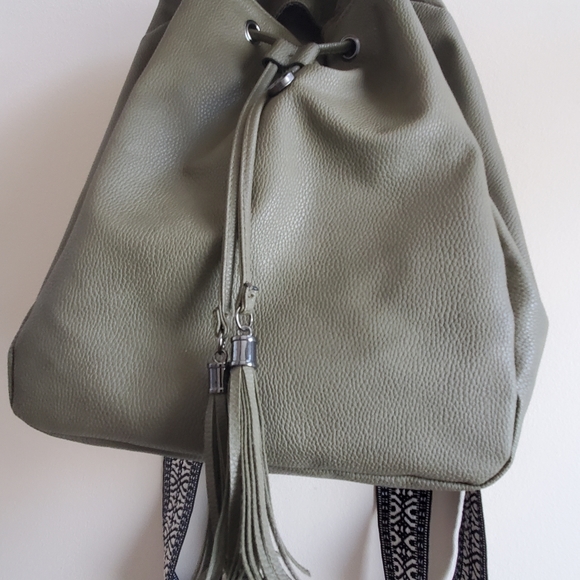 Atmosphere Vegan leather Backpack - Khaki colour with trendy traps contrast - Picture 5 of 13